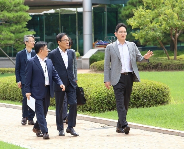 Samsung Electronics Vice Chairman Lee Jae-yong (right) takes a tour of the Onyang Campus facilities with key executives on Aug. 6.