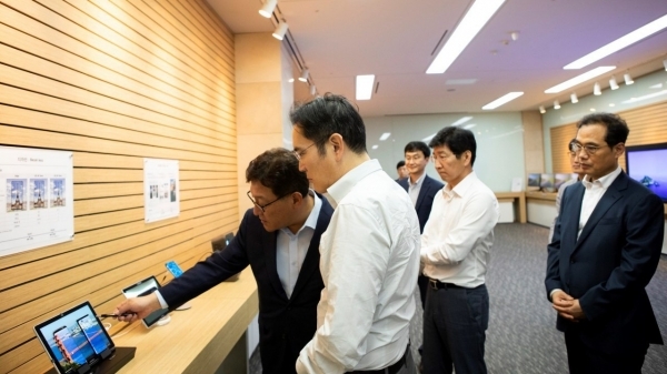 Samsung Electronics Vice Chairman Lee Jae-yong examines products at Samsung's Asan 1 Campus in South Chungcheong Province.